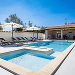 Nola Istria Vila *