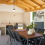 Nola Istria Vila *